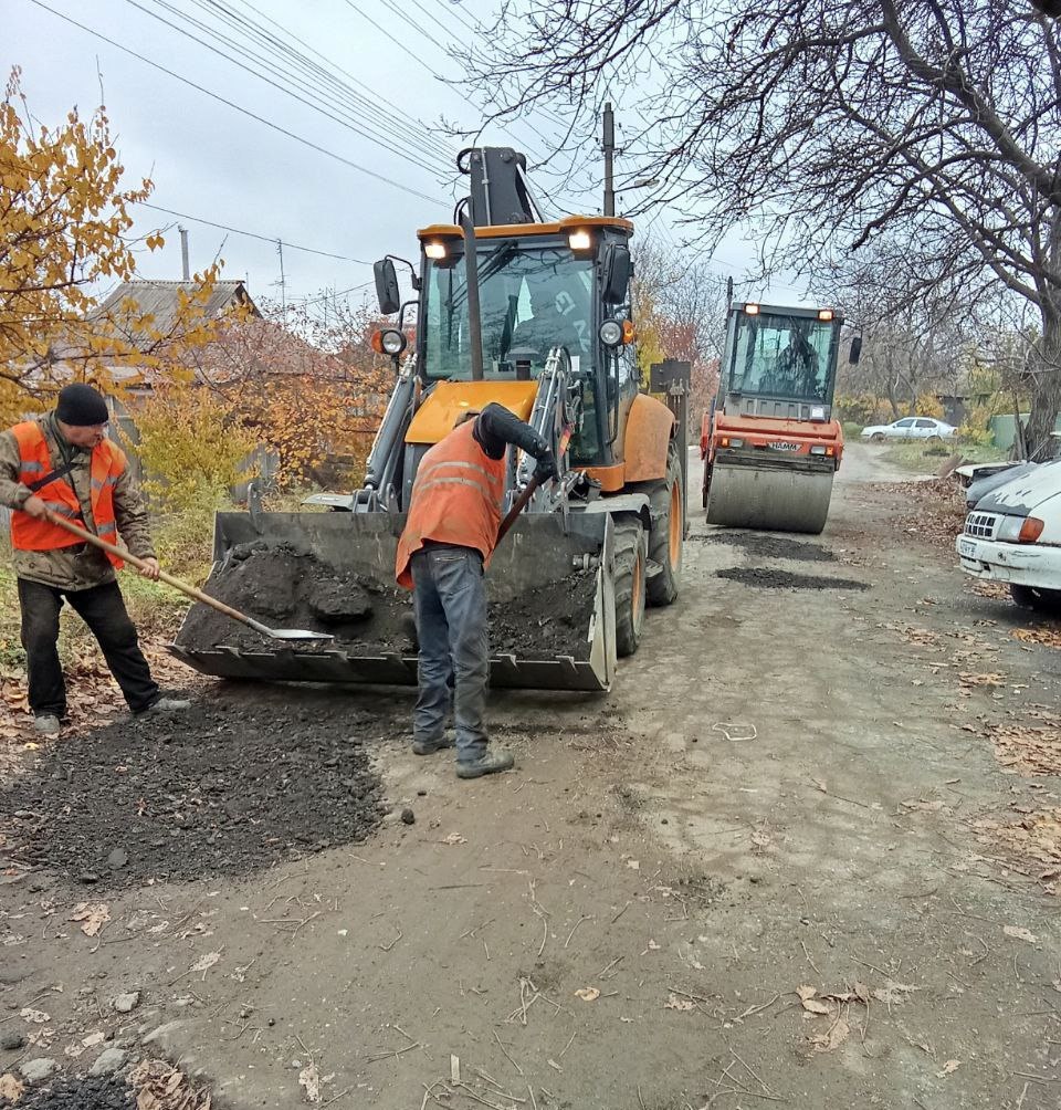 Коммунальные службы проводят работы на территории города Коммунальные службы проводят работы на территории города