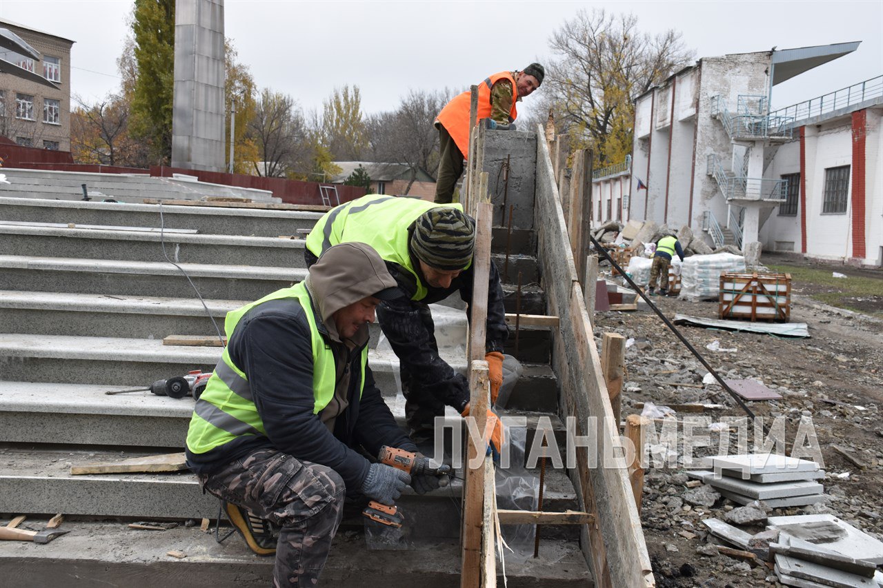 В Ровеньках проходит капитальный ремонт площади Республики Коми В Ровеньках проходит капитальный ремонт площади Республики Коми