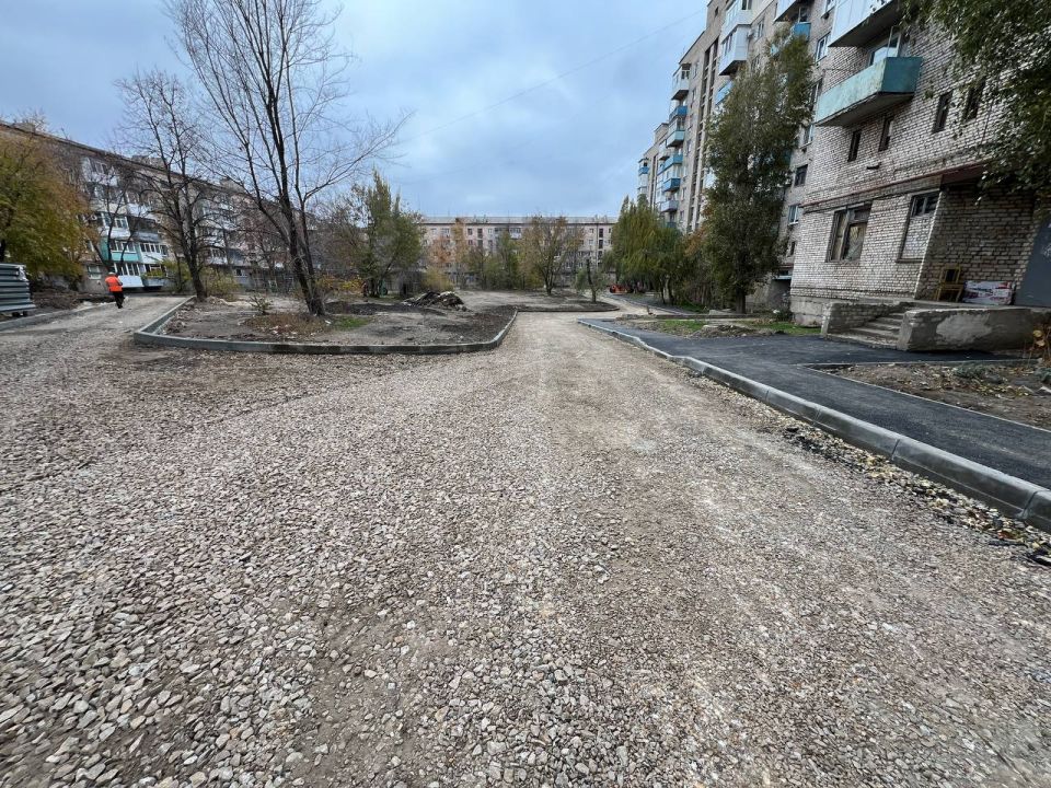 В Краснодоне в рамках плана благоустройства дорог Краснодонского муниципального округа на 2025 год продолжается ремонт внутриквартальных дорог по адресу: Микроцентр, дом 1 и площадь Ленина, дом 2 В Краснодоне в рамках плана благоустройства дорог Краснодонского муниципального округа на 2025 год продолжается ремонт внутриквартальных дорог по адресу: Микроцентр, дом 1 и площадь Ленина, дом 2