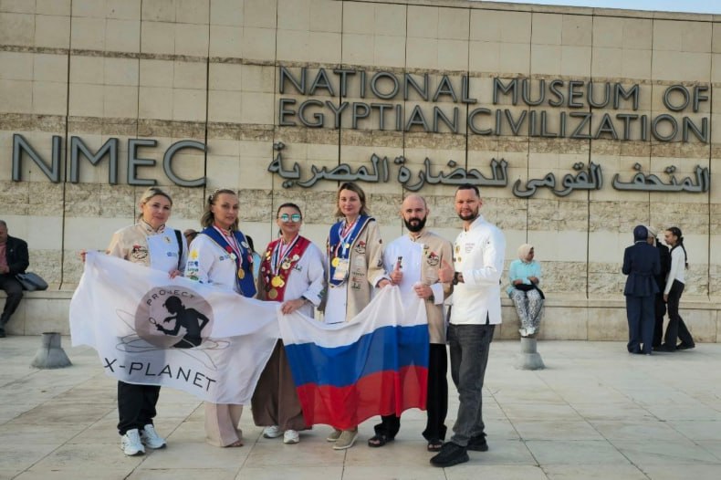 ОБЗОР ПРЕССЫ «ДОНБАСС ВОСТОЧНЫЙ»: Российский флаг в стране в стране пирамид