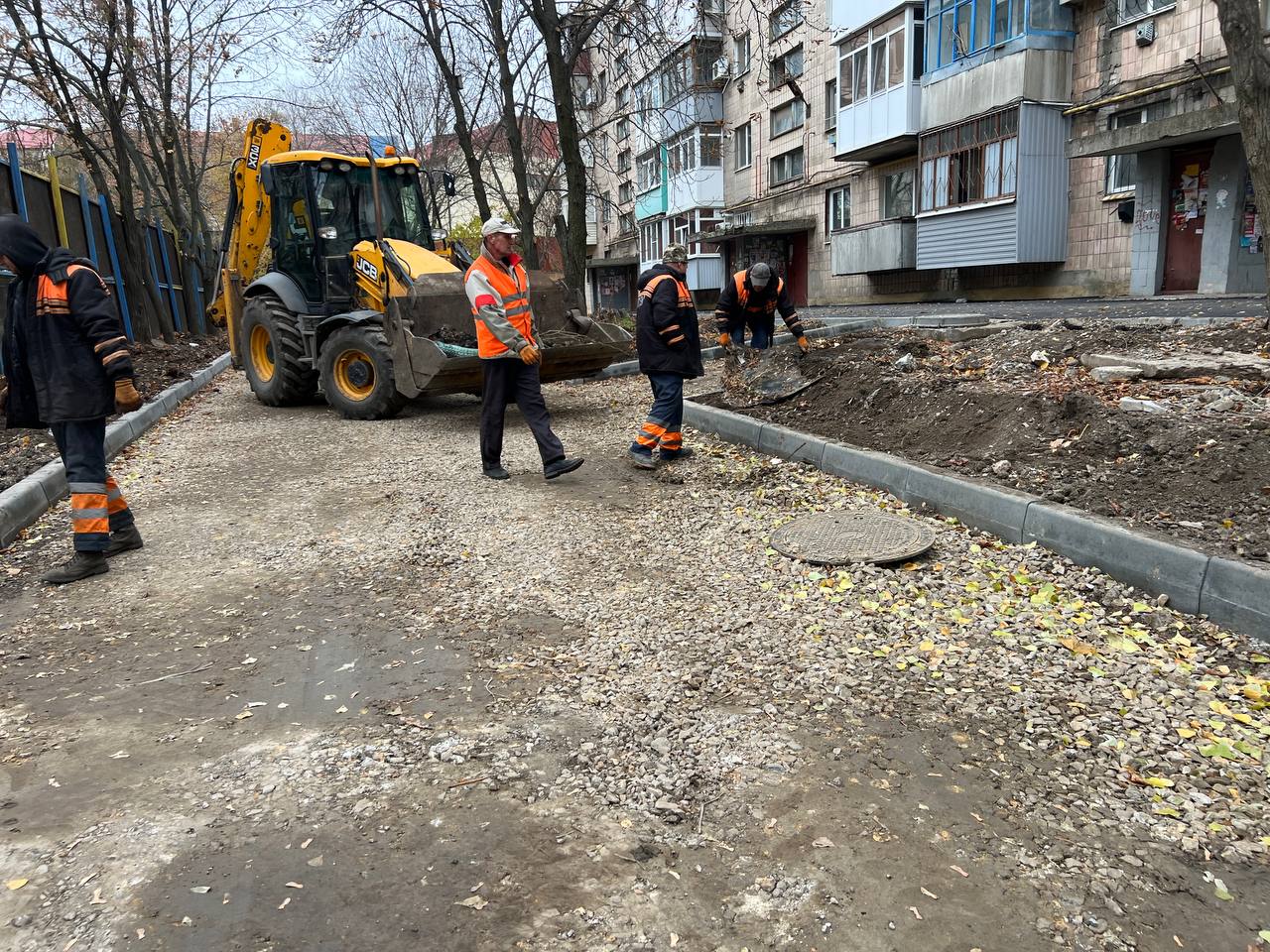 В Краснодоне в рамках плана благоустройства дорог Краснодонского муниципального округа на 2025 год продолжается ремонт внутриквартальных дорог по адресу: Микроцентр, дом 1 и площадь Ленина, дом 2 В Краснодоне в рамках плана благоустройства дорог Краснодонского муниципального округа на 2025 год продолжается ремонт внутриквартальных дорог по адресу: Микроцентр, дом 1 и площадь Ленина, дом 2