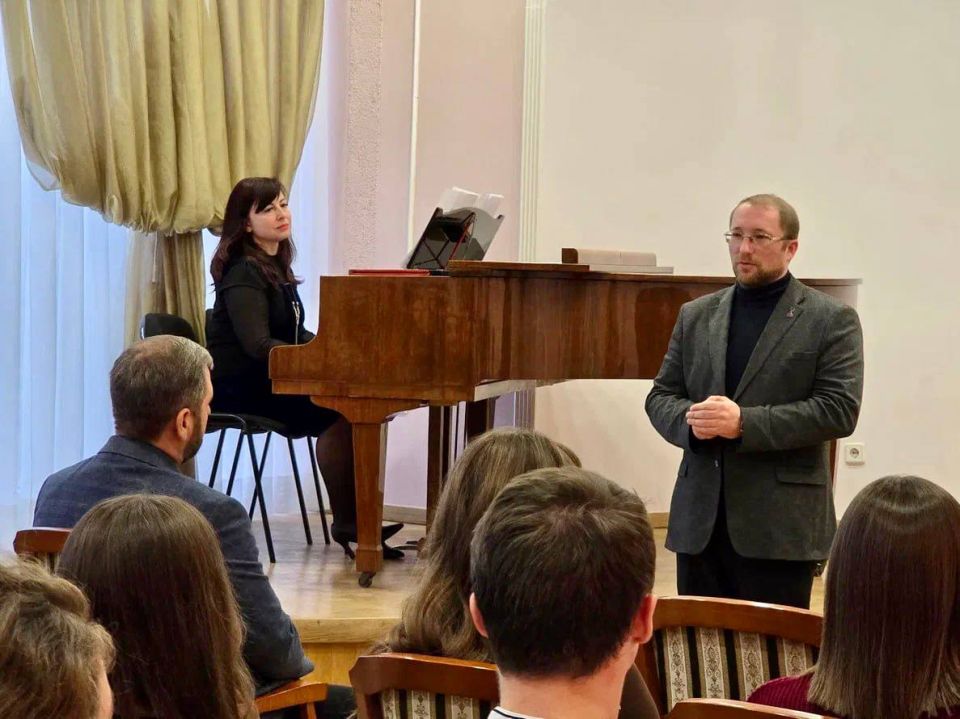 В Луганской академической филармонии в рамках 80-го юбилейного сезона академического симфонического оркестра и празднования Дня народного единства я торжественно наградил артистов филармонии за значительный вклад в культуру... В Луганской академической филармонии в рамках 80-го юбилейного сезона академического симфонического оркестра и празднования Дня народного единства я торжественно наградил артистов филармонии за значительный вклад в культуру...
