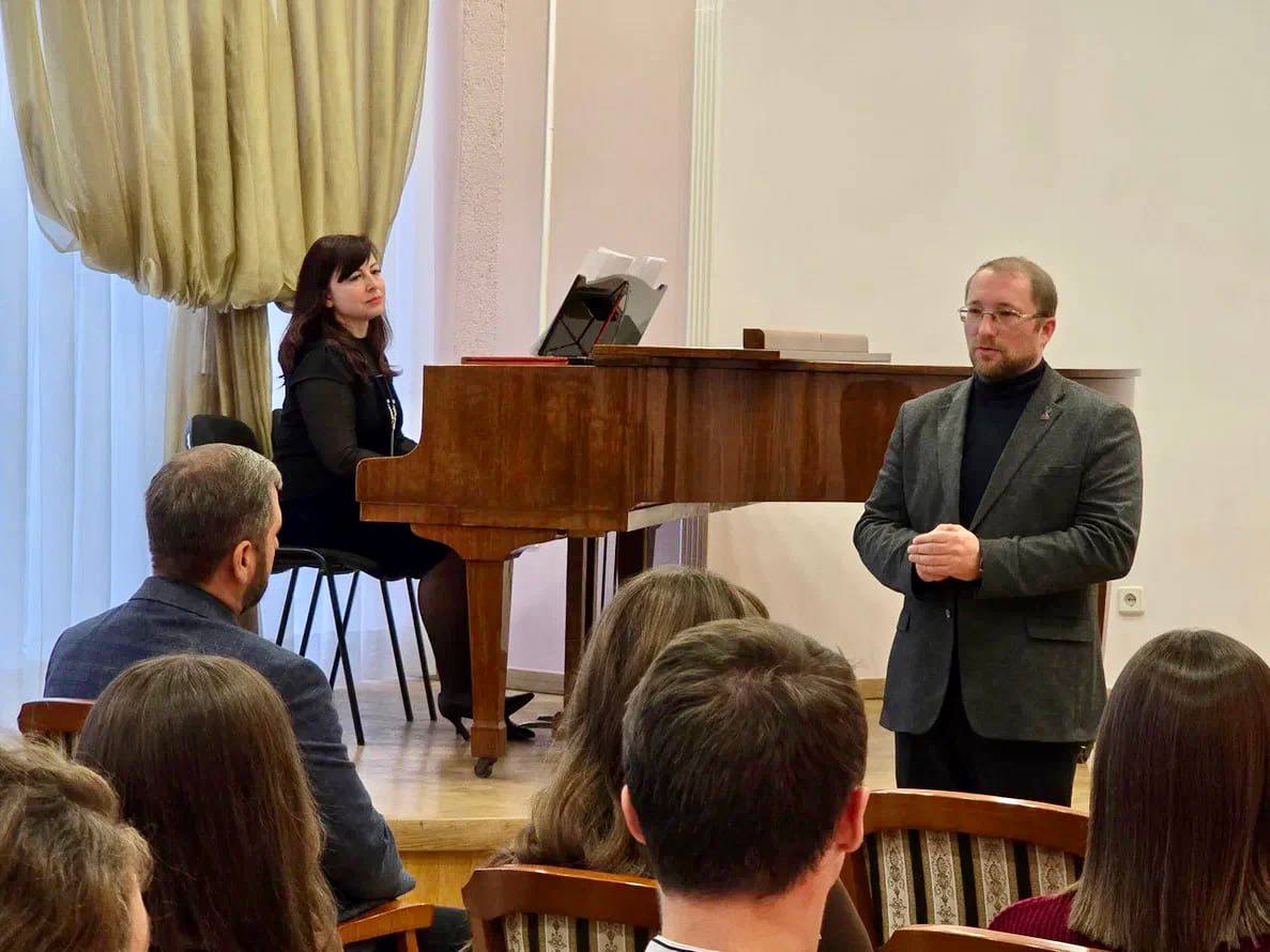 В Луганской академической филармонии в рамках 80-го юбилейного сезона академического симфонического оркестра и празднования Дня народного единства я торжественно наградил артистов филармонии за значительный вклад в культуру... В Луганской академической филармонии в рамках 80-го юбилейного сезона академического симфонического оркестра и празднования Дня народного единства я торжественно наградил артистов филармонии за значительный вклад в культуру...