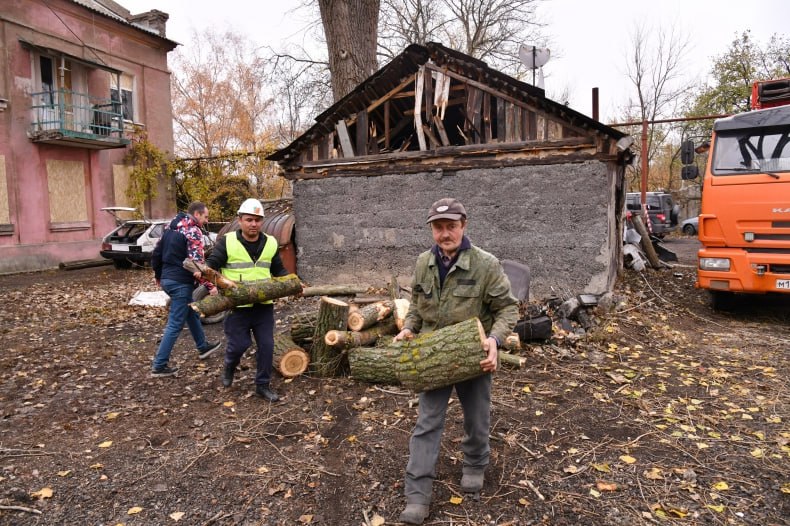 Восстановление дома на ул. Новодолжанская, пострадавшего в результате удара ВСУ, продолжается: к работе приступили строители из Красноярского края Восстановление дома на ул. Новодолжанская, пострадавшего в результате удара ВСУ, продолжается: к работе приступили строители из Красноярского края