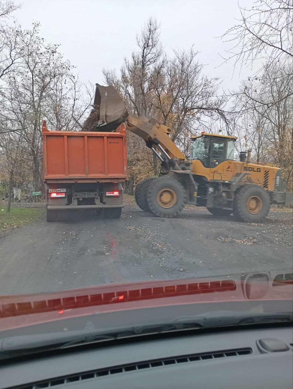 Андрей Рубанцов: Коммунальщики в действии!. Поддержание порядка на кладбищах – это важная задача, требующая регулярного внимания Андрей Рубанцов: Коммунальщики в действии!. Поддержание порядка на кладбищах – это важная задача, требующая регулярного внимания