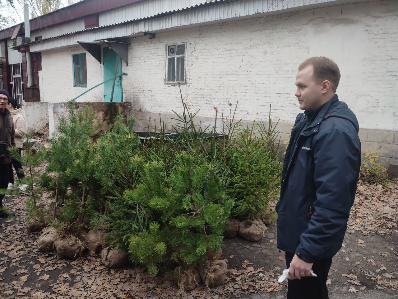 В рамках акции АНО «Сад памяти» сотрудниками отдела чрезвычайных ситуаций, охраны труда и окружающей природной среды Администрации городского округа город Ровеньки сегодня были получены саженцы: сосны обычной в количестве 20... В рамках акции АНО «Сад памяти» сотрудниками отдела чрезвычайных ситуаций, охраны труда и окружающей природной среды Администрации городского округа город Ровеньки сегодня были получены саженцы: сосны обычной в количестве 20...