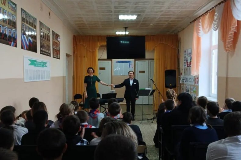 Солисты Красноярской филармонии подарили воспитанникам Бирюковской СКОШИ яркое представление