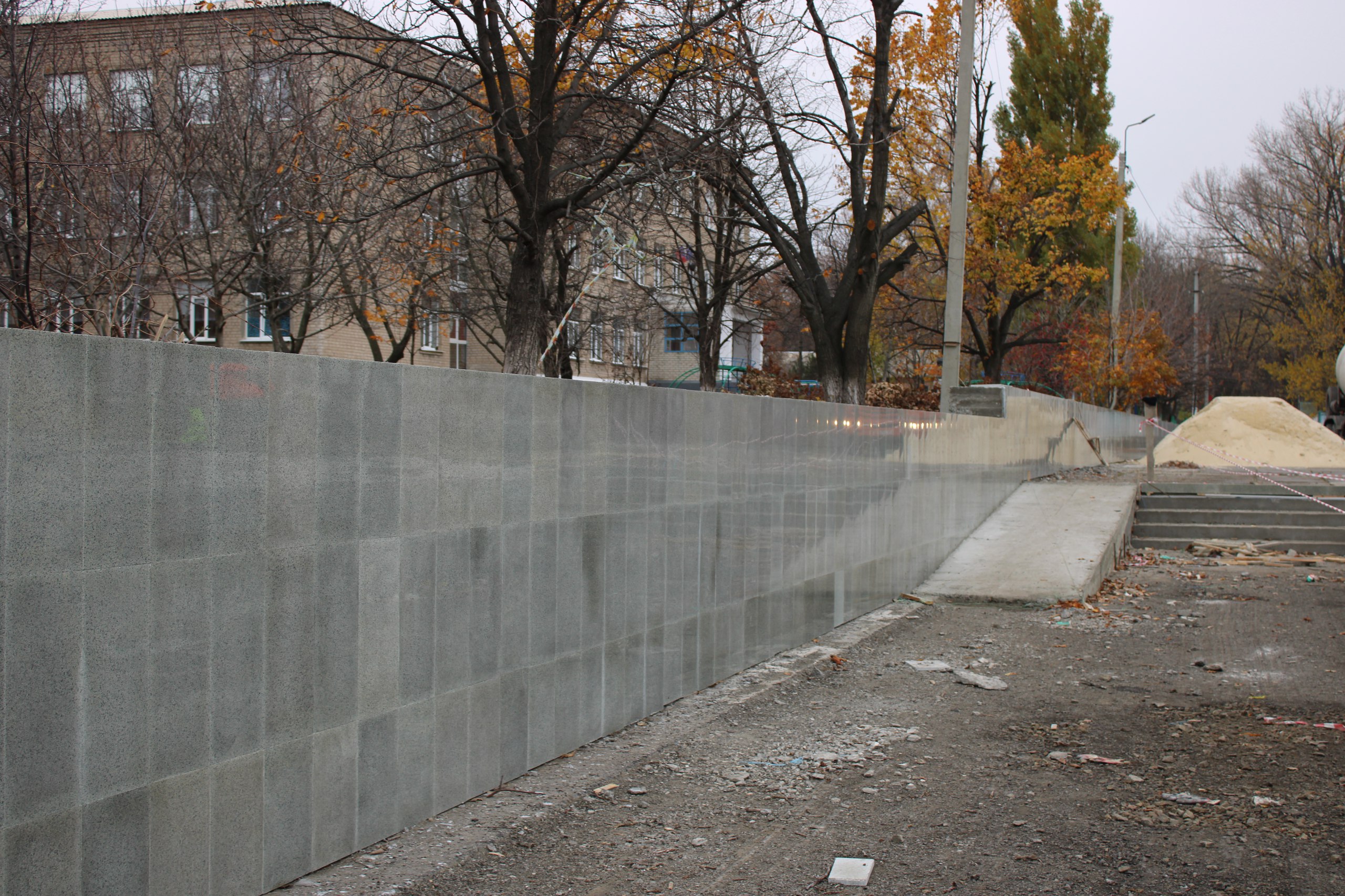 Регион - шеф осуществляет в Ровеньках ремонт площади Коми Регион - шеф осуществляет в Ровеньках ремонт площади Коми