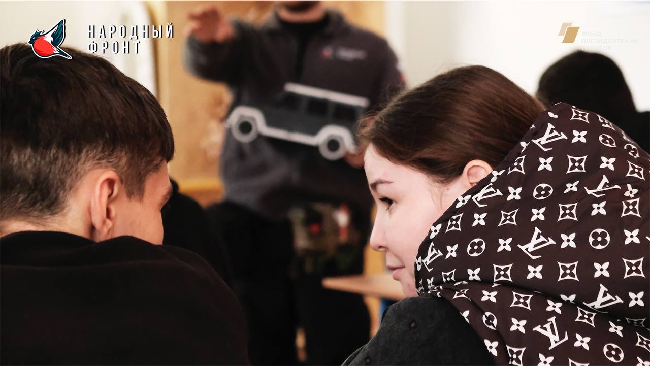 Молодёжка Народного фронта приехала в ГБОУ СПО ЛНР «Луганский художественно промышленный колледж» с агитационной Молодёжка Народного фронта приехала в ГБОУ СПО ЛНР «Луганский художественно промышленный колледж» с агитационной