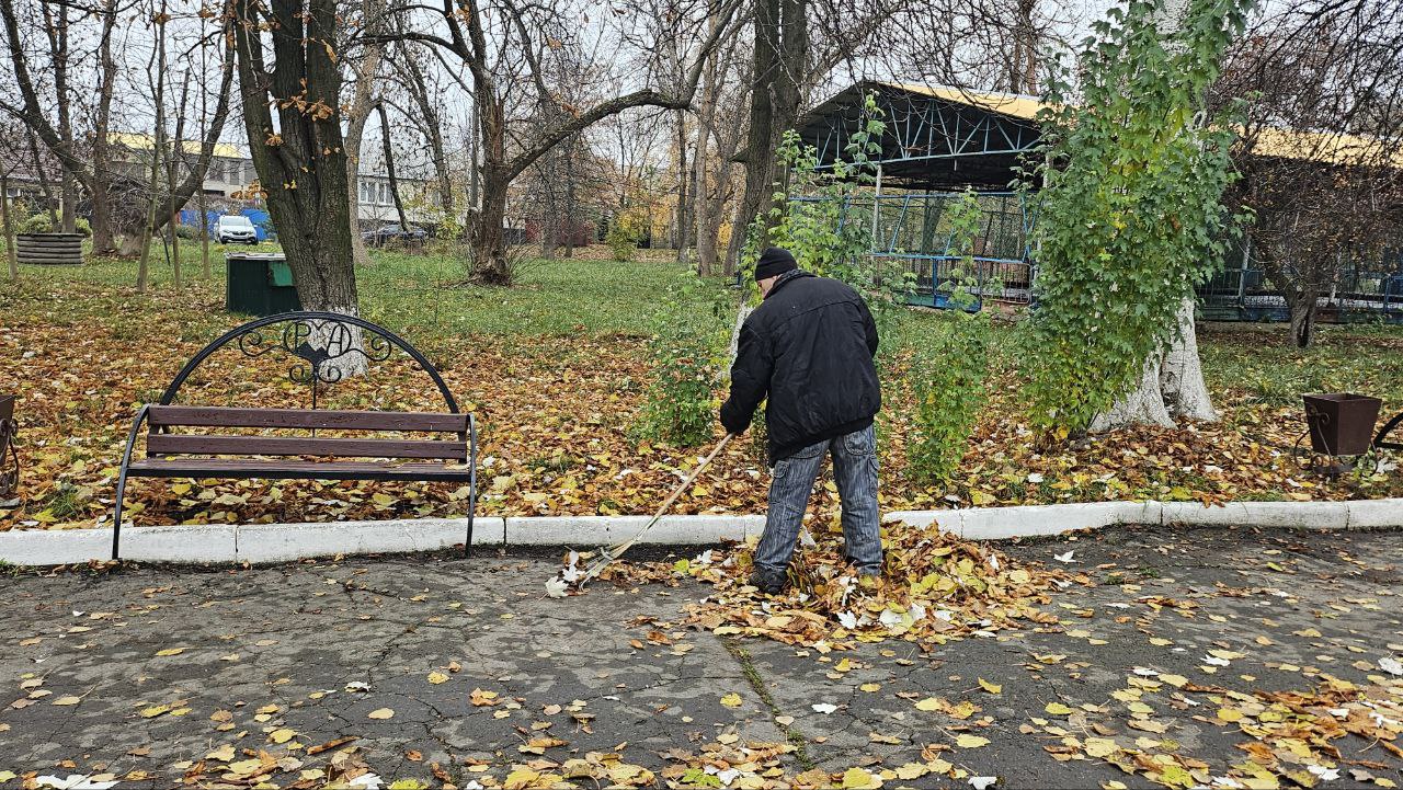 В целях обеспечения благоприятных условий для отдыха и досуга посетителей, сегодня в городском парке культуры и отдыха прошел очередной субботник по благоустройству территории лесной зоны, организованный работниками клубных... В целях обеспечения благоприятных условий для отдыха и досуга посетителей, сегодня в городском парке культуры и отдыха прошел очередной субботник по благоустройству территории лесной зоны, организованный работниками клубных...