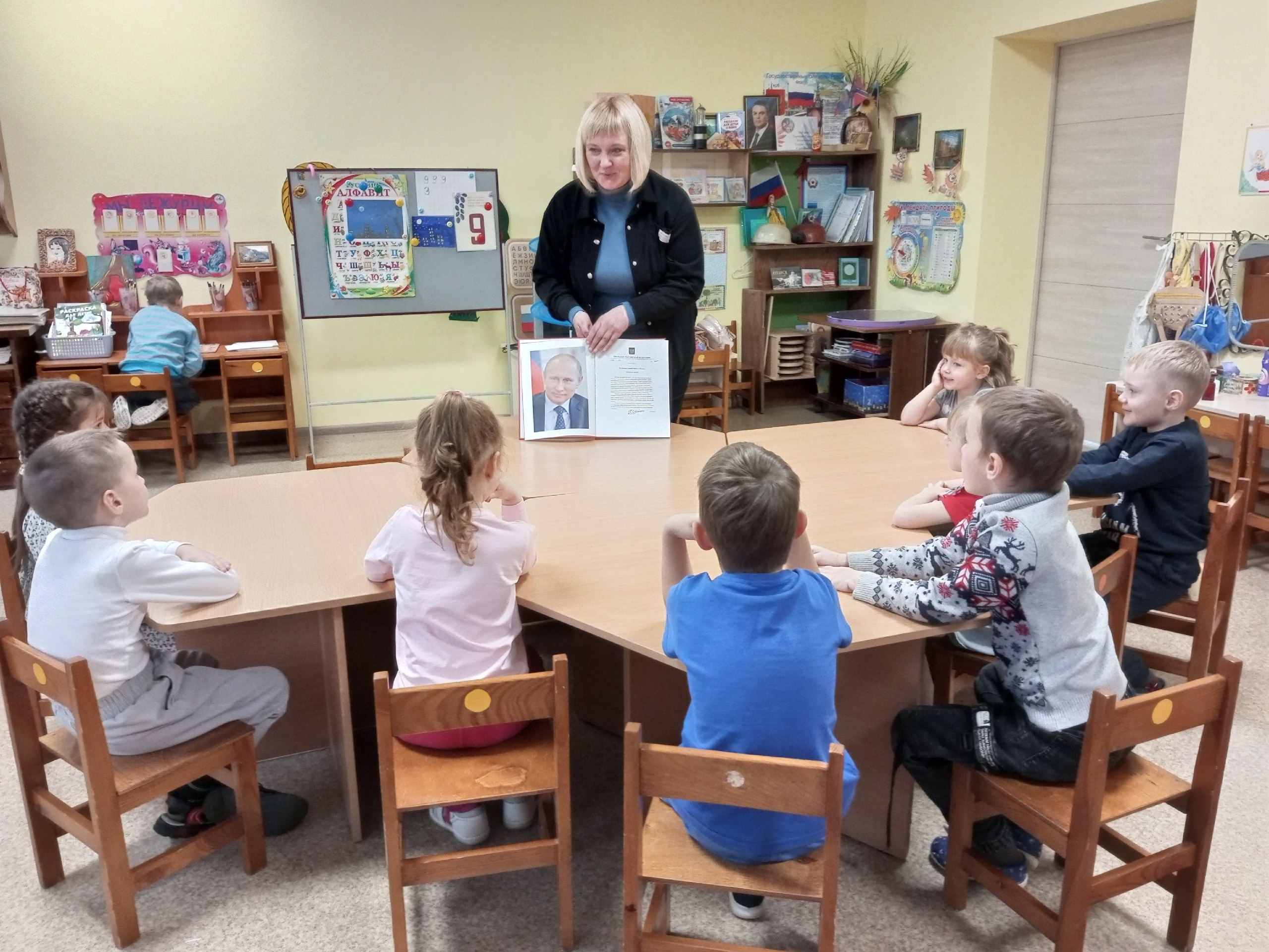 Библиотекари центральной библиотеки провели для своих пользователей день истории «От воинской славы к единству народа», приуроченный к одной из важных дат в истории России – Дню народного единства Библиотекари центральной библиотеки провели для своих пользователей день истории «От воинской славы к единству народа», приуроченный к одной из важных дат в истории России – Дню народного единства