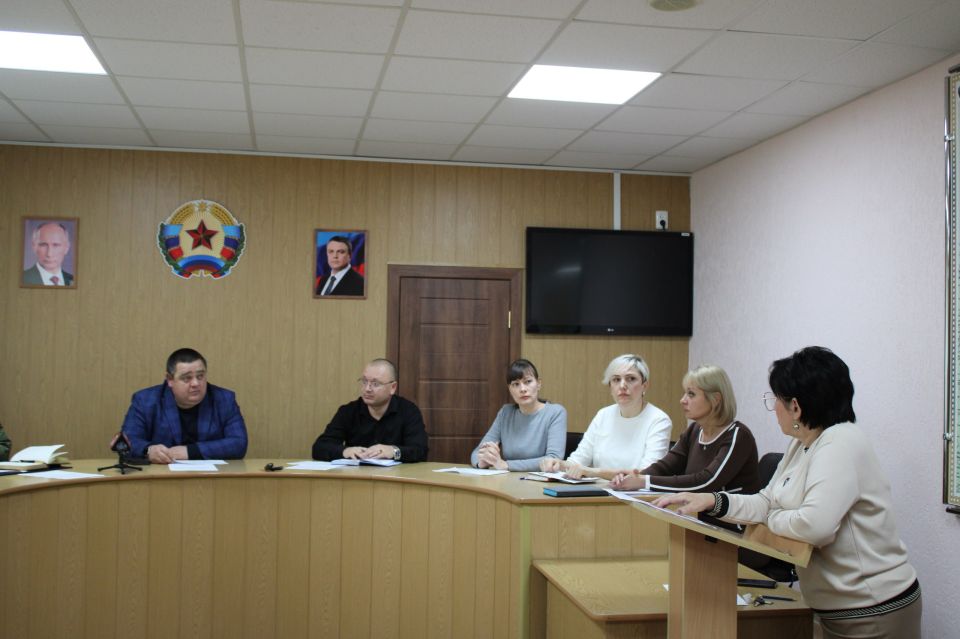Сегодня в Администрации городского округа город Ровеньки состоялось заседание рабочей группы по решению социальных вопросов и вопросов трудоустройства ветеранов боевых действий и членов семей погибших, пропавших без вести... Сегодня в Администрации городского округа город Ровеньки состоялось заседание рабочей группы по решению социальных вопросов и вопросов трудоустройства ветеранов боевых действий и членов семей погибших, пропавших без вести...