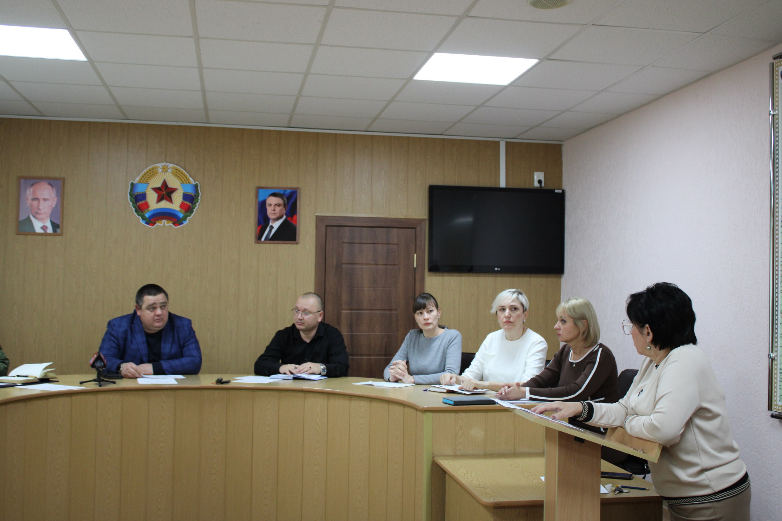 Сегодня в Администрации городского округа город Ровеньки состоялось заседание рабочей группы по решению социальных вопросов и вопросов трудоустройства ветеранов боевых действий и членов семей погибших, пропавших без вести... Сегодня в Администрации городского округа город Ровеньки состоялось заседание рабочей группы по решению социальных вопросов и вопросов трудоустройства ветеранов боевых действий и членов семей погибших, пропавших без вести...