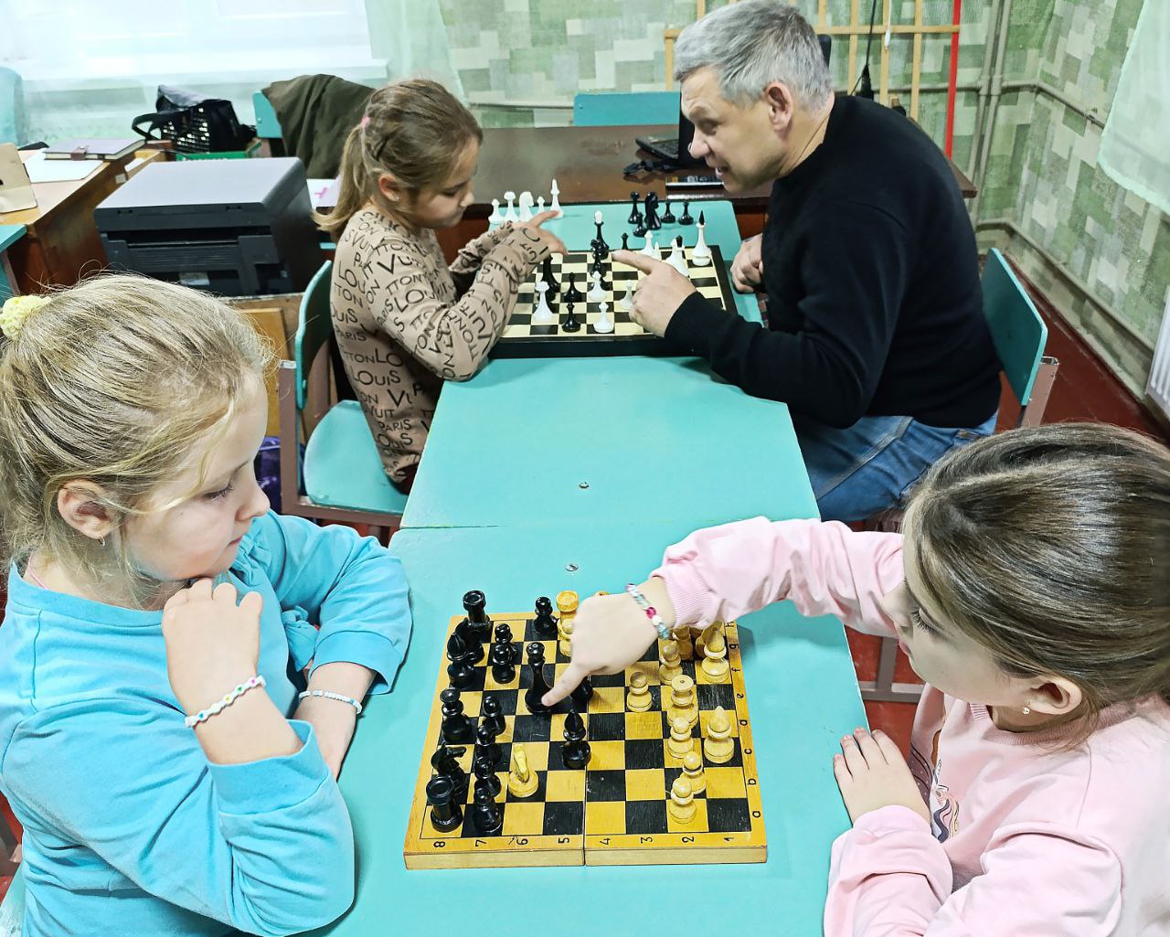 В Центре внешкольной работы "Синяя птица" города Кировска состоялась игра в шахматы В Центре внешкольной работы "Синяя птица" города Кировска состоялась игра в шахматы