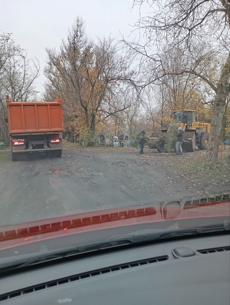 Андрей Рубанцов: Коммунальщики в действии!. Поддержание порядка на кладбищах – это важная задача, требующая регулярного внимания Андрей Рубанцов: Коммунальщики в действии!. Поддержание порядка на кладбищах – это важная задача, требующая регулярного внимания