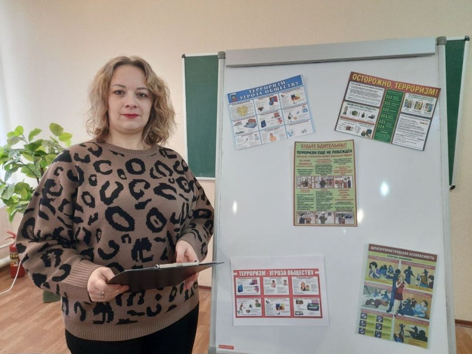 В Брянковском колледже ЛГПУ состоялась беседа по антитеррористическому воспитанию, которую провела преподаватель Екатерина Садовникова со студентами специальности Экономика и бухгалтерский учет (по отраслям) В Брянковском колледже ЛГПУ состоялась беседа по антитеррористическому воспитанию, которую провела преподаватель Екатерина Садовникова со студентами специальности Экономика и бухгалтерский учет (по отраслям)