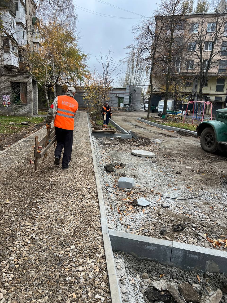 В Краснодоне в рамках плана благоустройства дорог Краснодонского муниципального округа на 2025 год продолжается ремонт внутриквартальных дорог по адресу: Микроцентр, дом 1 и площадь Ленина, дом 2 В Краснодоне в рамках плана благоустройства дорог Краснодонского муниципального округа на 2025 год продолжается ремонт внутриквартальных дорог по адресу: Микроцентр, дом 1 и площадь Ленина, дом 2