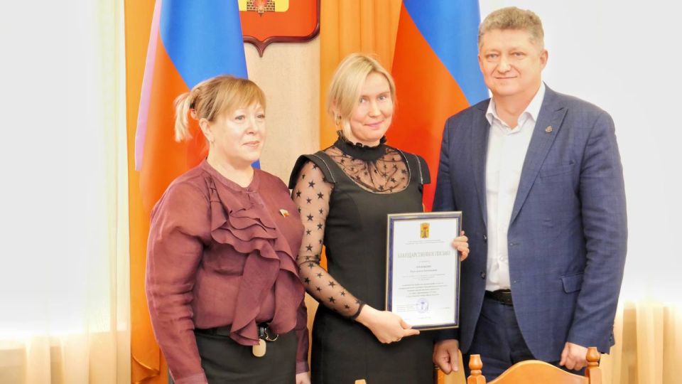 В Администрации города поздравили коллектив газеты "Жизнь Луганска" с 35-летним юбилеем В Администрации города поздравили коллектив газеты "Жизнь Луганска" с 35-летним юбилеем