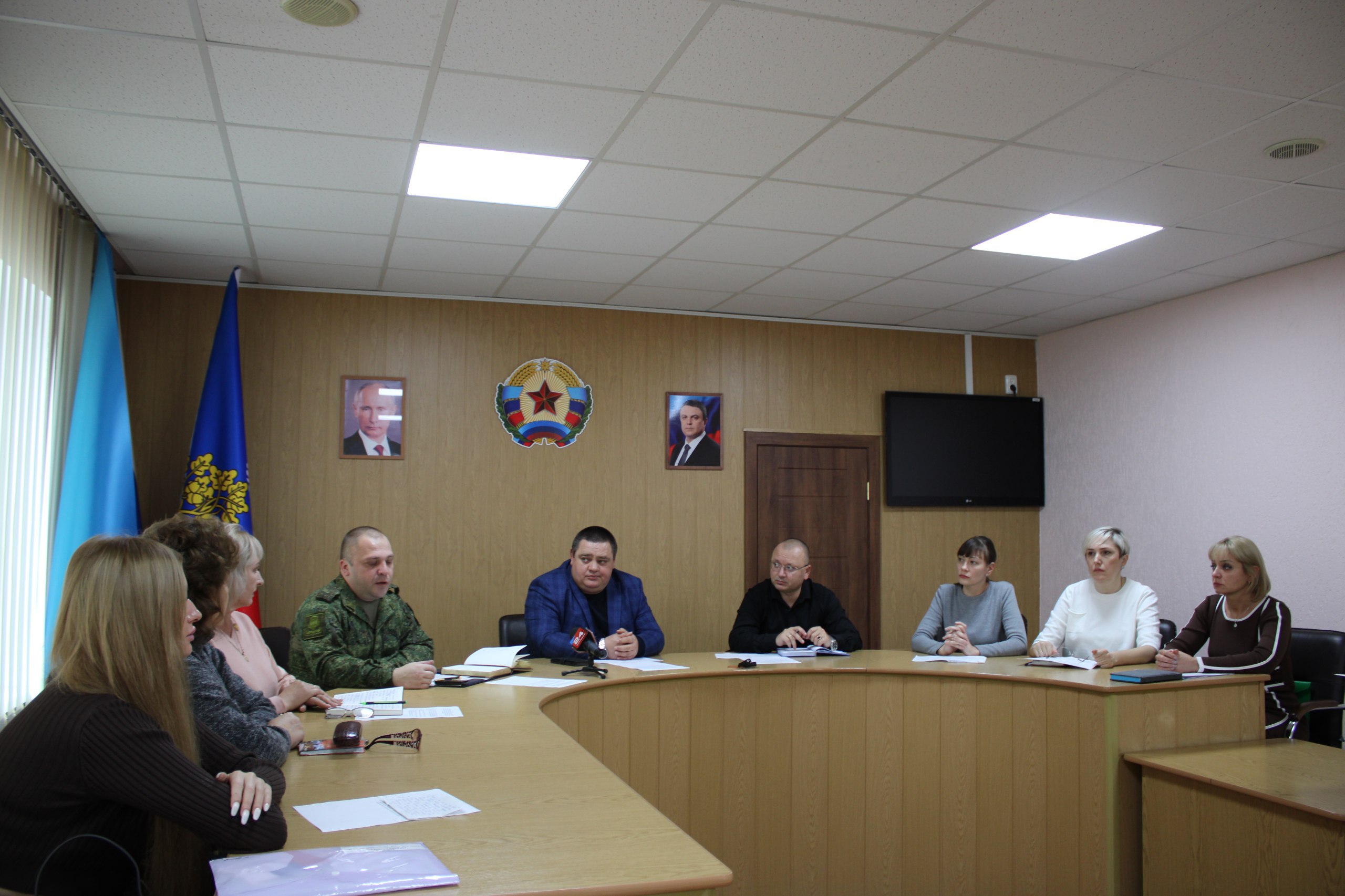 Сегодня в Администрации городского округа город Ровеньки состоялось заседание рабочей группы по решению социальных вопросов и вопросов трудоустройства ветеранов боевых действий и членов семей погибших, пропавших без вести... Сегодня в Администрации городского округа город Ровеньки состоялось заседание рабочей группы по решению социальных вопросов и вопросов трудоустройства ветеранов боевых действий и членов семей погибших, пропавших без вести...