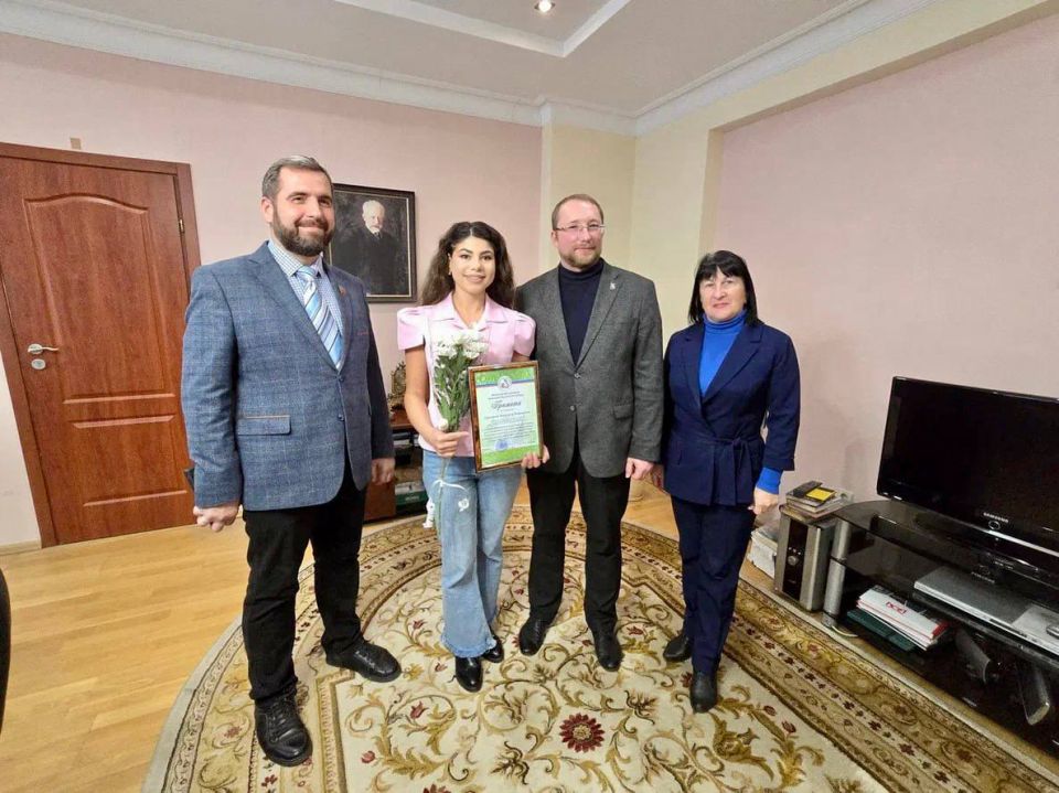 В Луганской академической филармонии в рамках 80-го юбилейного сезона академического симфонического оркестра и празднования Дня народного единства я торжественно наградил артистов филармонии за значительный вклад в культуру... В Луганской академической филармонии в рамках 80-го юбилейного сезона академического симфонического оркестра и празднования Дня народного единства я торжественно наградил артистов филармонии за значительный вклад в культуру...