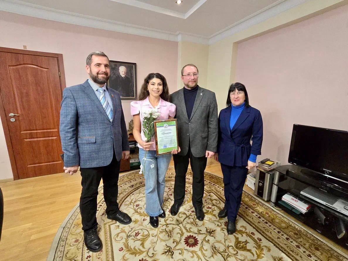 В Луганской академической филармонии в рамках 80-го юбилейного сезона академического симфонического оркестра и празднования Дня народного единства я торжественно наградил артистов филармонии за значительный вклад в культуру... В Луганской академической филармонии в рамках 80-го юбилейного сезона академического симфонического оркестра и празднования Дня народного единства я торжественно наградил артистов филармонии за значительный вклад в культуру...