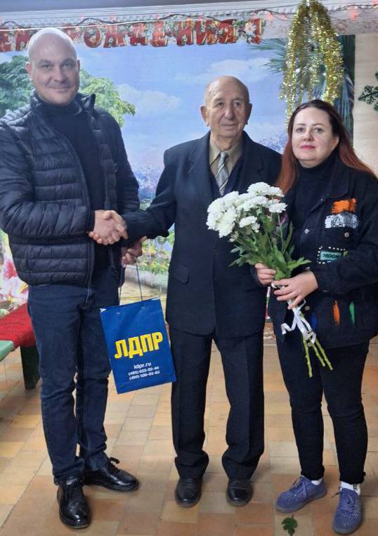 В День народного единства актив Стахановского отделения ЛДПР встретился с ветеранами ферросплавщиками