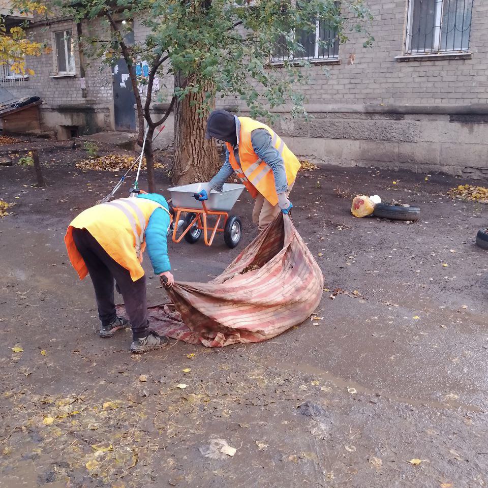 Луганский филиал Управляющей компании активно борется с осенним листопадом, обеспечивая чистоту и порядок на благоустроенных территориях Луганский филиал Управляющей компании активно борется с осенним листопадом, обеспечивая чистоту и порядок на благоустроенных территориях