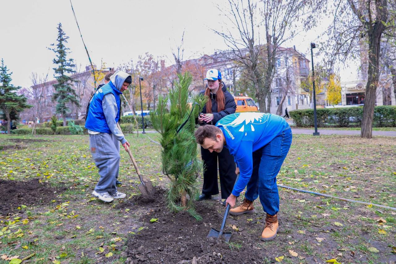 Представители ПСБ и организации «Сад памяти» в рамках одноименной акции высадили аллею, посвященную героям Великой Отечественной войны и СВО, в луганском сквере имени Героев «Молодой гвардии» Представители ПСБ и организации «Сад памяти» в рамках одноименной акции высадили аллею, посвященную героям Великой Отечественной войны и СВО, в луганском сквере имени Героев «Молодой гвардии»