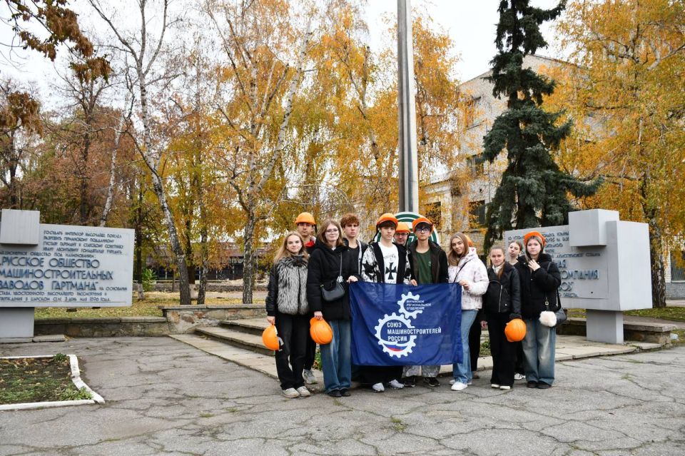 «Выбирай свое»: Школьники и студенты Луганска посетили крупнейшие предприятия города с экскурсией «Выбирай свое»: Школьники и студенты Луганска посетили крупнейшие предприятия города с экскурсией