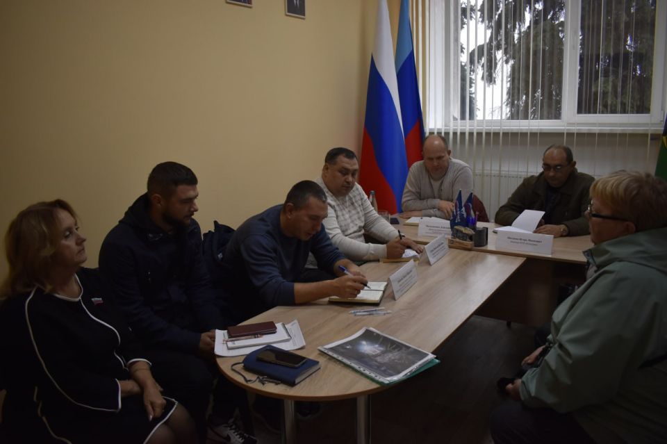 Сегодня в Брянковской местной общественной приемной партии "Единая Россия" состоялся прием граждан по вопросам жилищно-коммунального хозяйства Сегодня в Брянковской местной общественной приемной партии "Единая Россия" состоялся прием граждан по вопросам жилищно-коммунального хозяйства