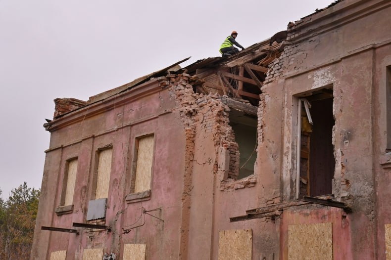 Восстановление дома на ул. Новодолжанская, пострадавшего в результате удара ВСУ, продолжается: к работе приступили строители из Красноярского края Восстановление дома на ул. Новодолжанская, пострадавшего в результате удара ВСУ, продолжается: к работе приступили строители из Красноярского края