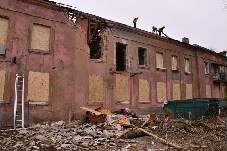 Восстановление дома на ул. Новодолжанская, пострадавшего в результате удара ВСУ, продолжается: к работе приступили строители из Красноярского края Восстановление дома на ул. Новодолжанская, пострадавшего в результате удара ВСУ, продолжается: к работе приступили строители из Красноярского края