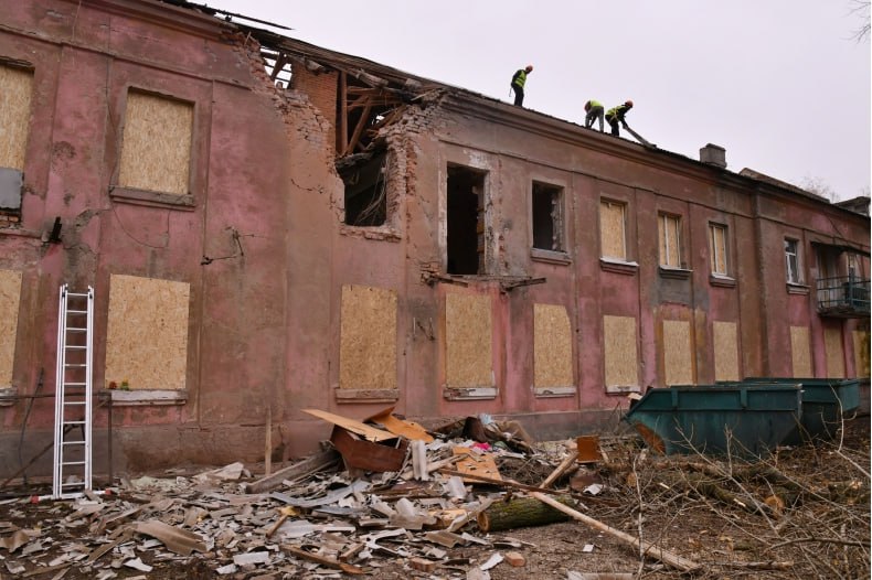 Восстановление дома на ул. Новодолжанская, пострадавшего в результате удара ВСУ, продолжается: к работе приступили строители из Красноярского края Восстановление дома на ул. Новодолжанская, пострадавшего в результате удара ВСУ, продолжается: к работе приступили строители из Красноярского края