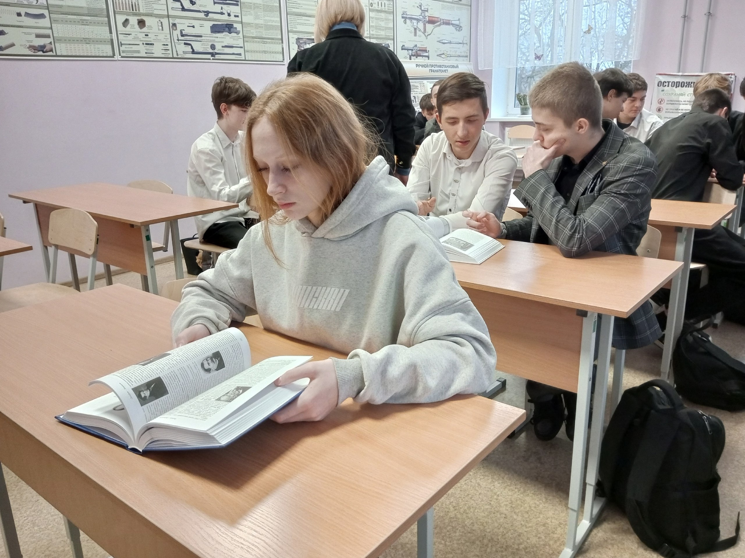 Библиотекари центральной библиотеки провели для своих пользователей день истории «От воинской славы к единству народа», приуроченный к одной из важных дат в истории России – Дню народного единства Библиотекари центральной библиотеки провели для своих пользователей день истории «От воинской славы к единству народа», приуроченный к одной из важных дат в истории России – Дню народного единства