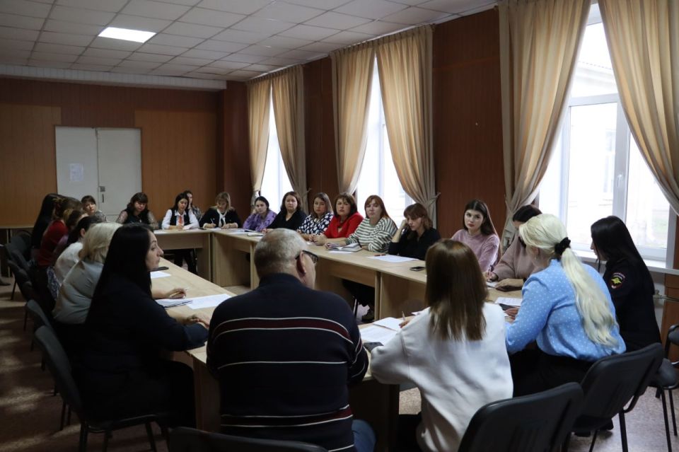 В Стаханове обсудили вопросы раннего выявления семейного неблагополучия В Стаханове обсудили вопросы раннего выявления семейного неблагополучия