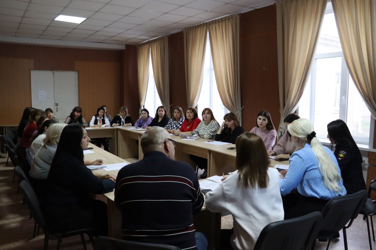 В Стаханове обсудили вопросы раннего выявления семейного неблагополучия В Стаханове обсудили вопросы раннего выявления семейного неблагополучия