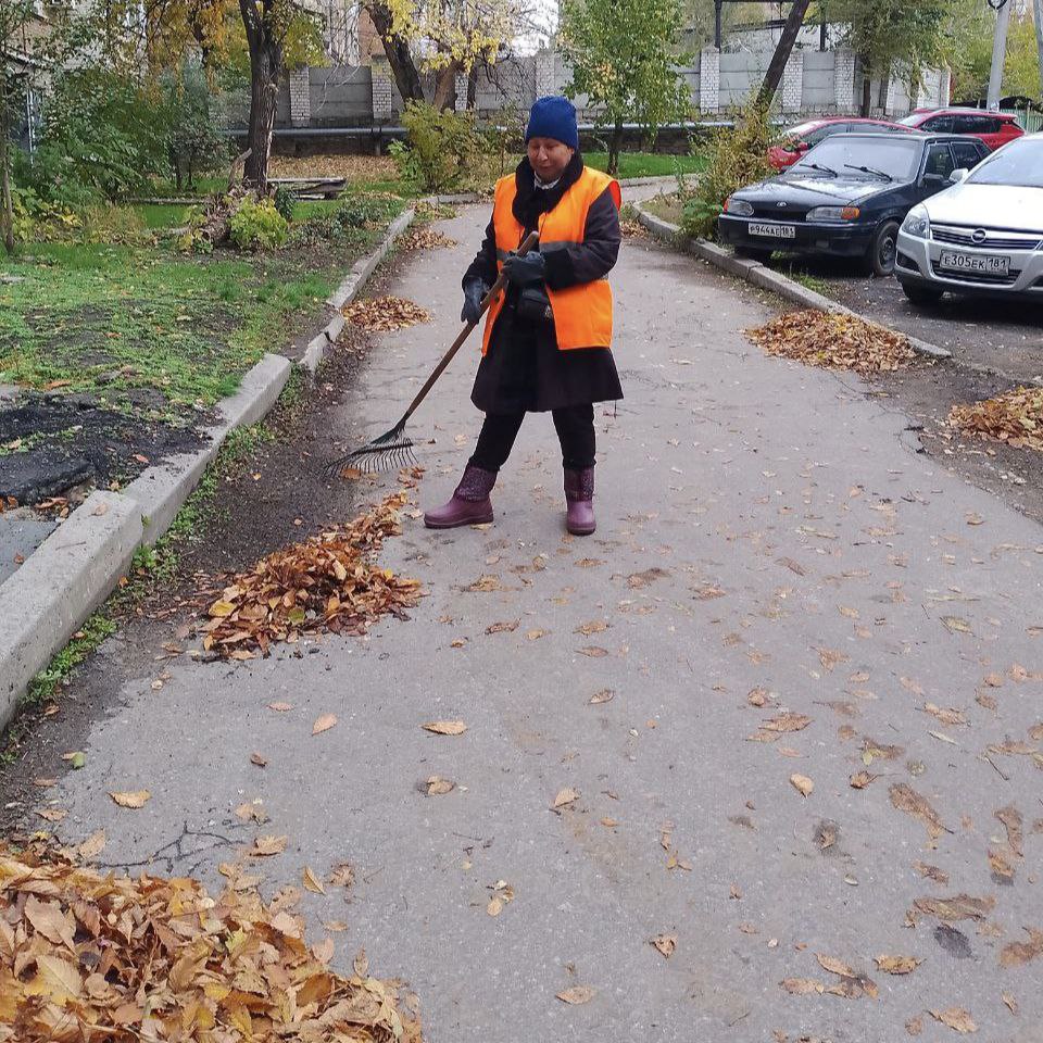 Луганский филиал Управляющей компании активно борется с осенним листопадом, обеспечивая чистоту и порядок на благоустроенных территориях Луганский филиал Управляющей компании активно борется с осенним листопадом, обеспечивая чистоту и порядок на благоустроенных территориях
