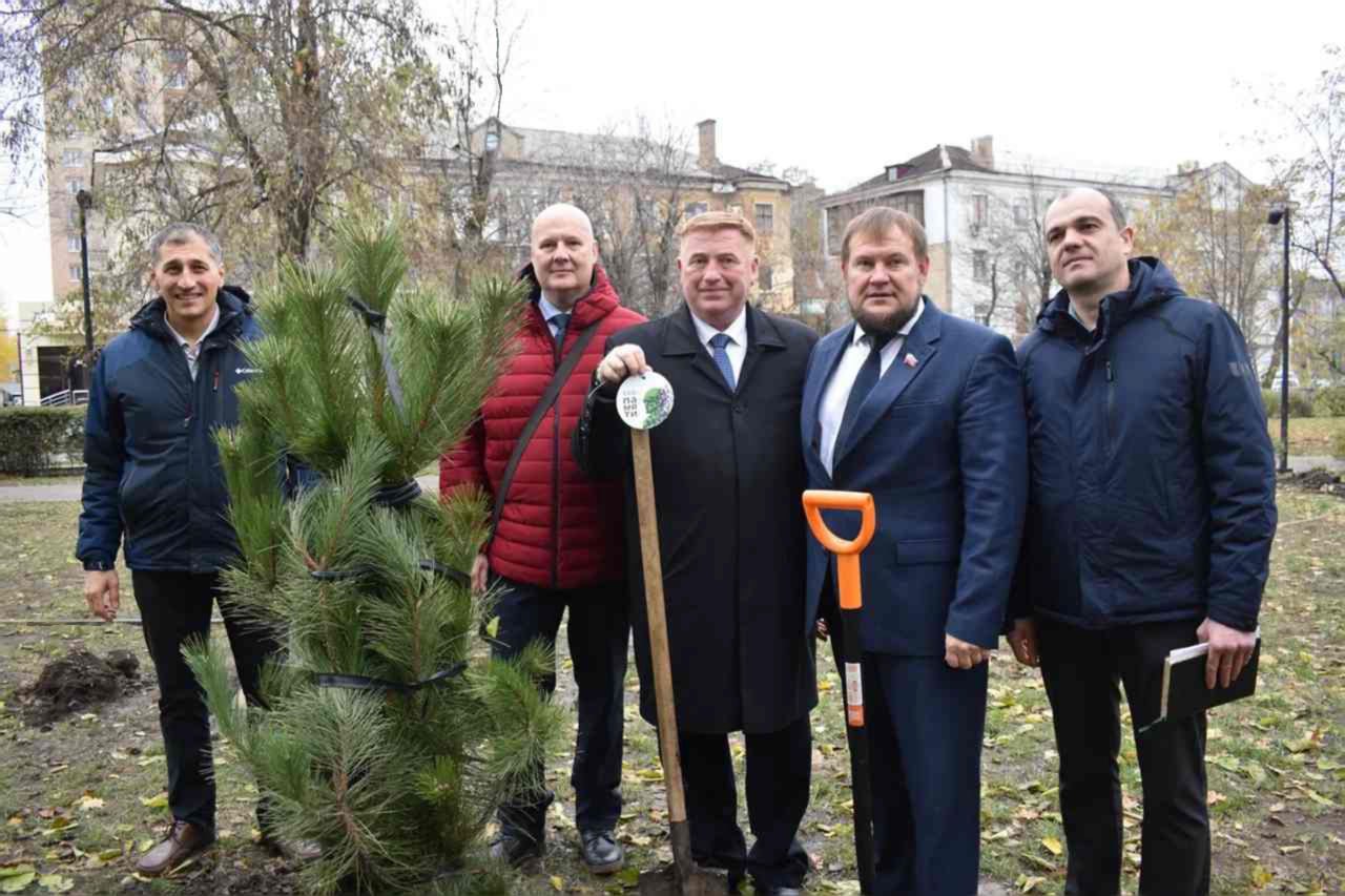 В Луганске в сквере имени Молодой гвардии высадили памятную аллею ПСБ