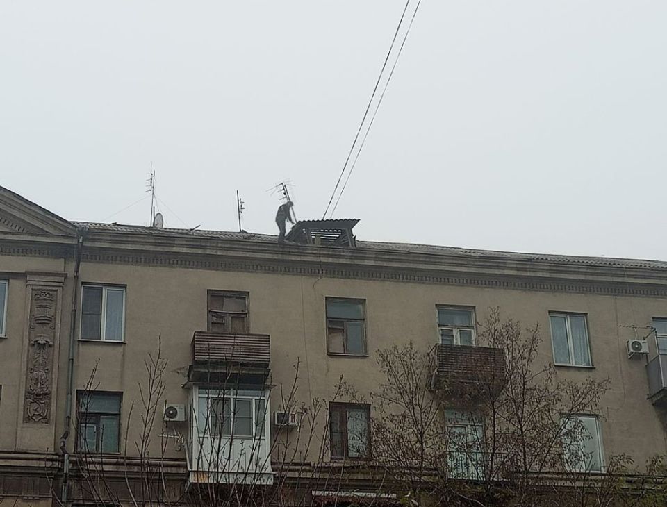 В Алчевске продолжается проведение ремонтов кровель многоквартирных жилых домов В Алчевске продолжается проведение ремонтов кровель многоквартирных жилых домов