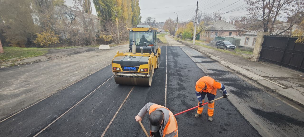 За неделю Луганские дорожники отремонтировали почти 3000 квадратных метров дорог За неделю Луганские дорожники отремонтировали почти 3000 квадратных метров дорог