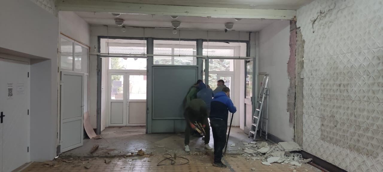 В Марковском районном доме культуры приступили к заливке новых полов