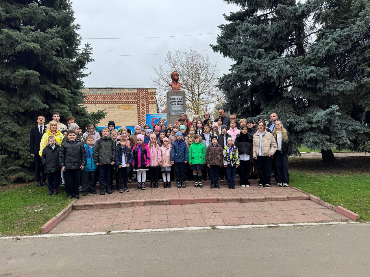 Руководство администрации, вместе с учащимися Славяносербской школы, депутатами совета и общественниками возложили цветы к бюсту Дмитрия Степановича Полянского — видного политического деятеля и инициатора образования...