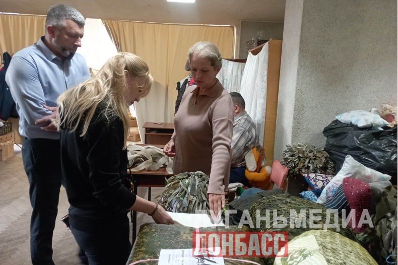 Сенатор РФ Дарья Лантратова вместе с Главой округа Андреем Сухачевым посетила волонтерский пункт «Все для Победы» в Свердловске Сенатор РФ Дарья Лантратова вместе с Главой округа Андреем Сухачевым посетила волонтерский пункт «Все для Победы» в Свердловске