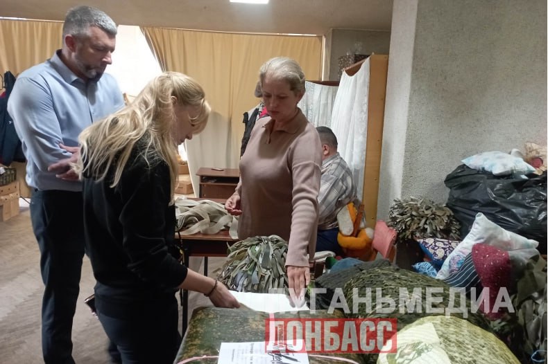 Сенатор РФ Дарья Лантратова вместе с Главой округа Андреем Сухачевым посетила волонтерский пункт «Все для Победы» в Свердловске Сенатор РФ Дарья Лантратова вместе с Главой округа Андреем Сухачевым посетила волонтерский пункт «Все для Победы» в Свердловске