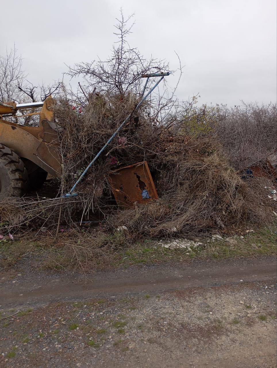 Андрей Рубанцов: Сотрудники МУП "СКАТ" провели масштабную уборку мусора на территории кладбища пос.Козабеловский Андрей Рубанцов: Сотрудники МУП "СКАТ" провели масштабную уборку мусора на территории кладбища пос.Козабеловский