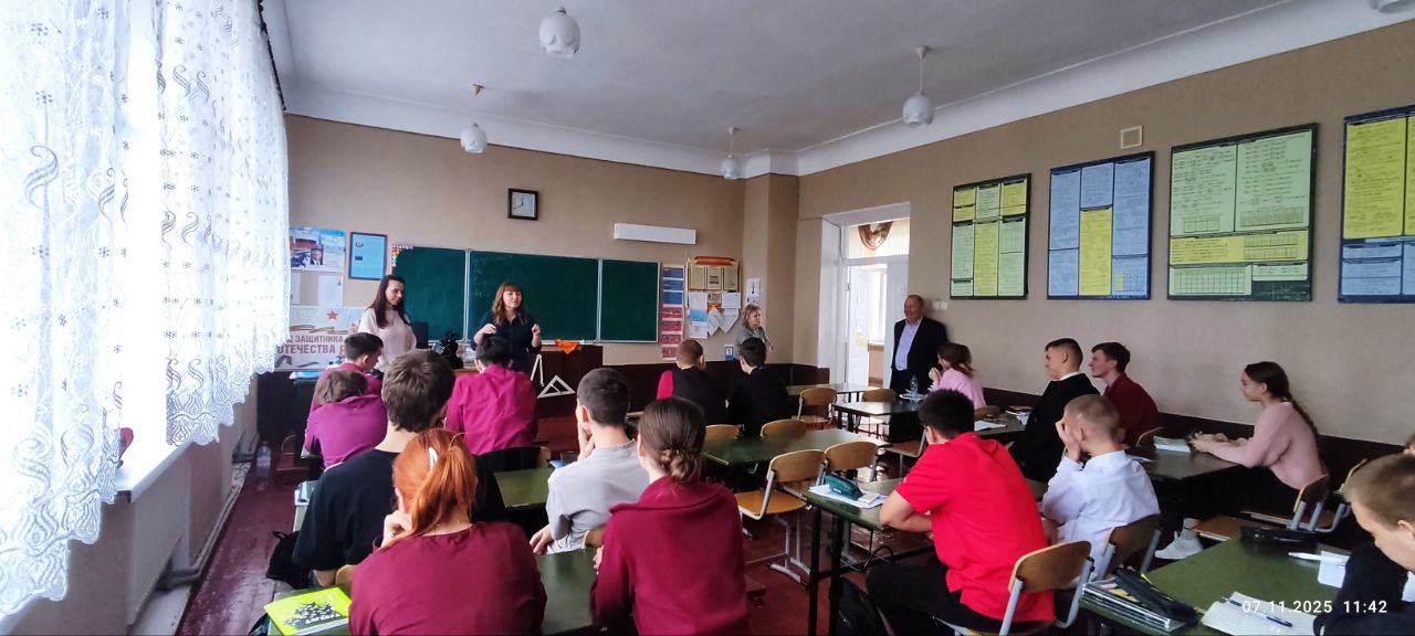 Сотрудники "Брянковской центральной городской многопрофильной больницы"профориентационную беседу в Брянковской СШ №1