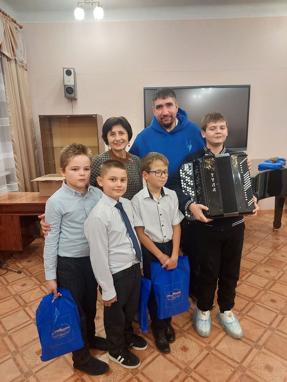 7 ноября в Краснодонской детской школе искусств имени А.Л. Корягина состоялась вдохновляющая творческая встреча и мастер-класс с известным преподавателем Тюменского государственного института культуры, депутатом Тюменской... 7 ноября в Краснодонской детской школе искусств имени А.Л. Корягина состоялась вдохновляющая творческая встреча и мастер-класс с известным преподавателем Тюменского государственного института культуры, депутатом Тюменской...