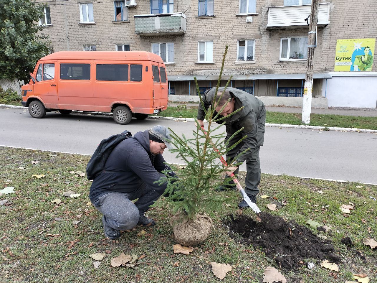 Сегодня по поручению Главы городского округа город Ровеньки Андрея Рубанцова работники учреждений культуры высадили ели возле мемориального комплекса «Слава» Сегодня по поручению Главы городского округа город Ровеньки Андрея Рубанцова работники учреждений культуры высадили ели возле мемориального комплекса «Слава»