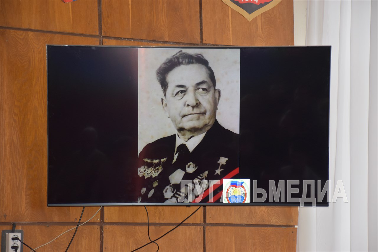 В Стаханове почтили память инициатора стахановского движения Константина Петрова В Стаханове почтили память инициатора стахановского движения Константина Петрова