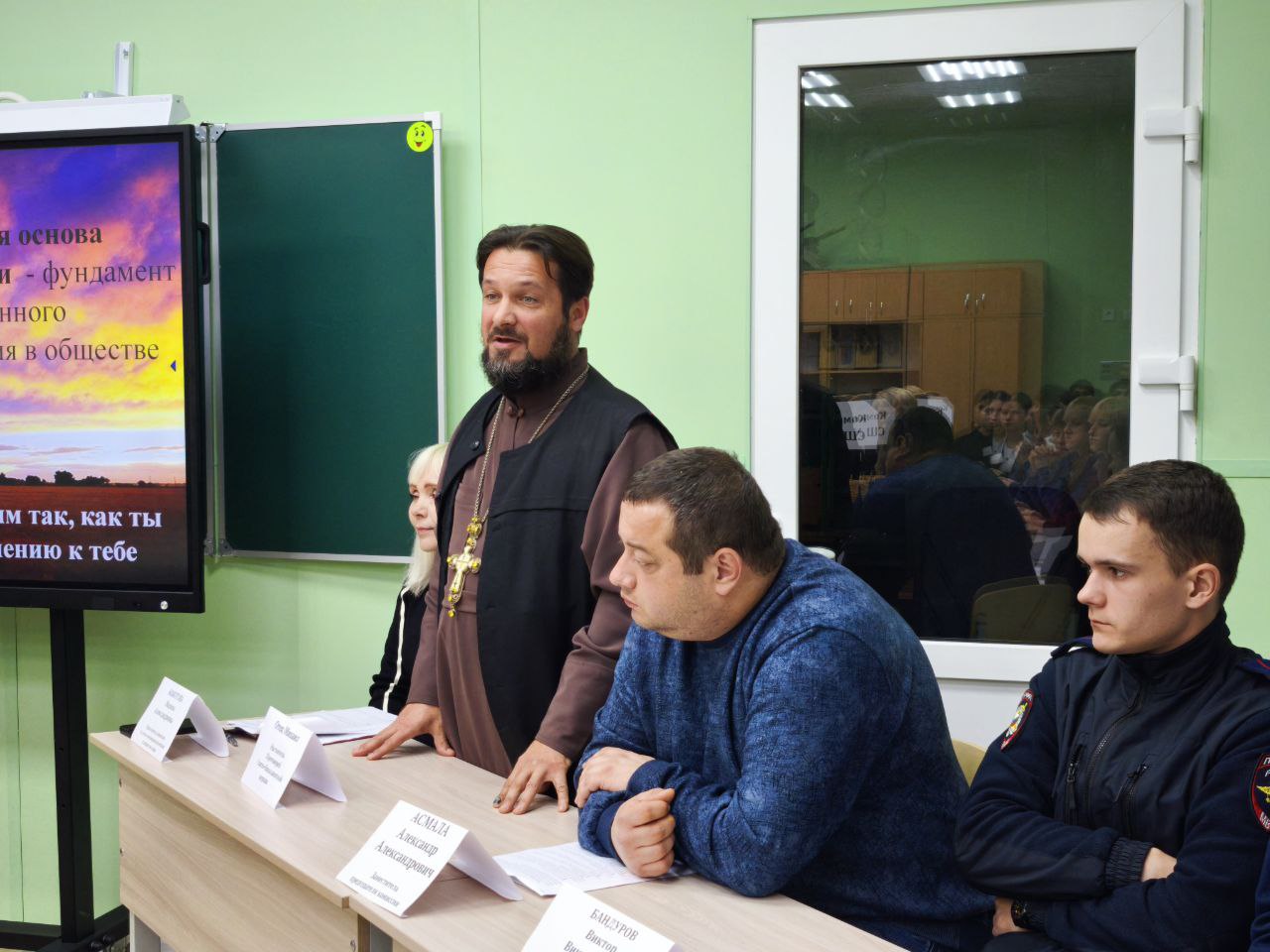 В Кировской средней школе №1 состоялось мероприятие правового брейн-ринга с элементами круглого стола В Кировской средней школе №1 состоялось мероприятие правового брейн-ринга с элементами круглого стола